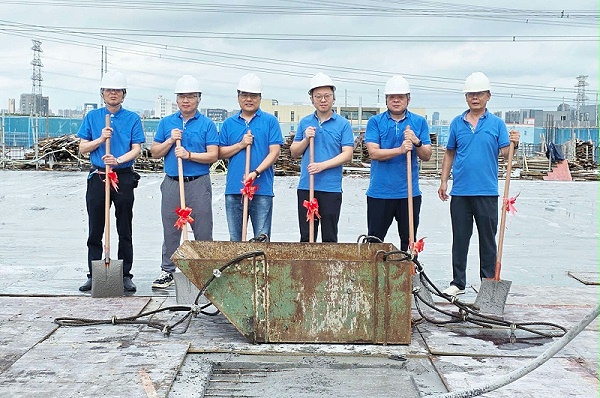 4.旋转接头厂家腾旋管理层手持金锹浇筑